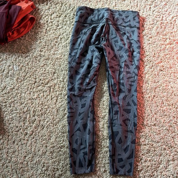 Five pair of Lulu lemon size 8 - Picture 11 of 16